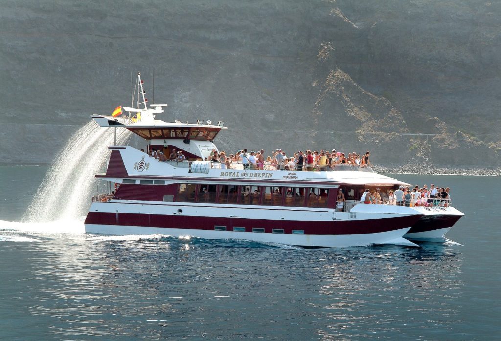 Un bote con varias personas disfrutando de un paseo en el agua.